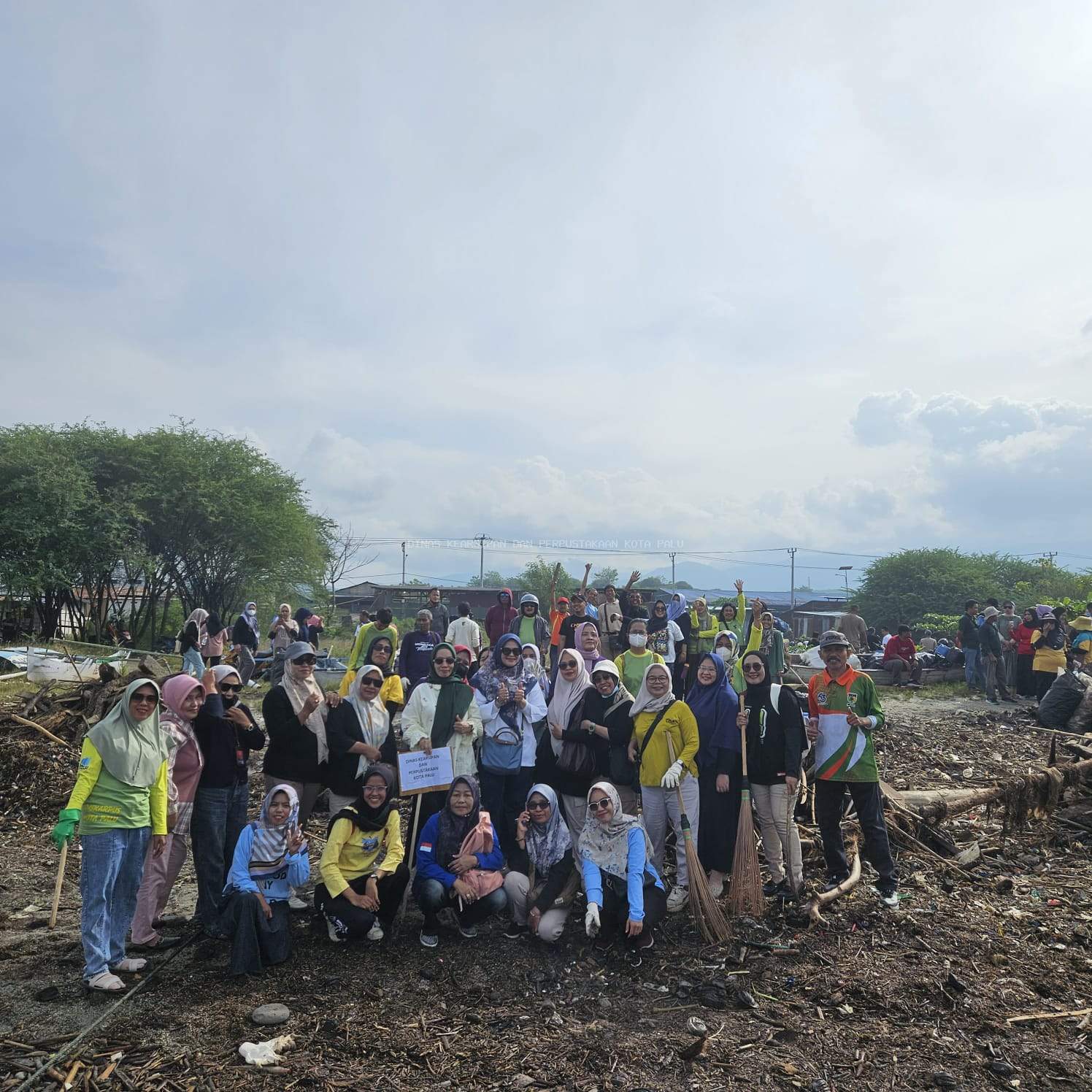 KERJA BAKTI SEJUMLAH OPD PEMERINTAH KOTA PALU MEMBERSIHKAN SAMPAH DI SEPANJANG TEPI PANTAI NUPA INDAH