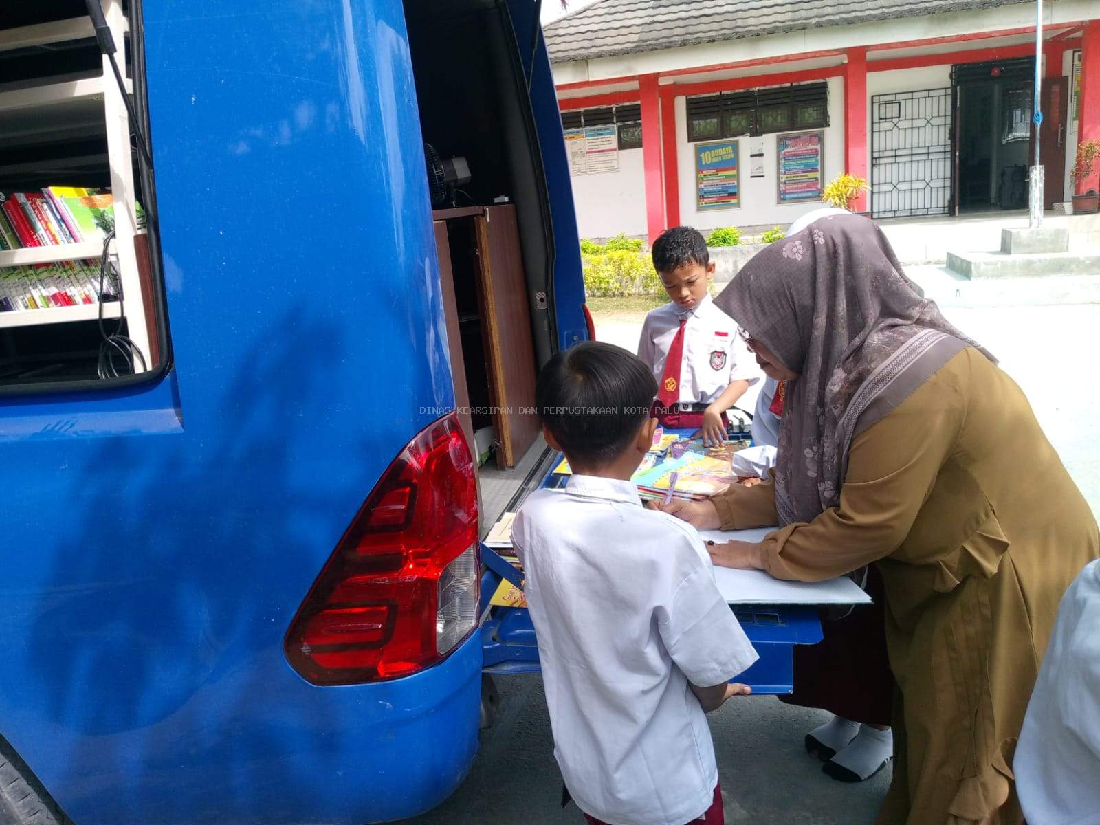 Mobil Perpustakaan Keliling Kunjungi SD Negeri 1 Petobo, Tingkatkan Minat Baca Siswa