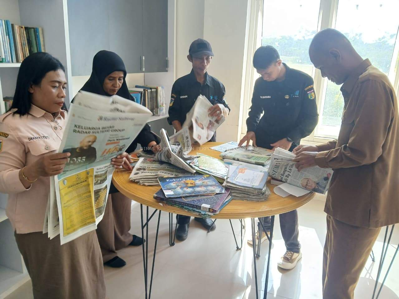 Bidang Pembinaan Perpustakaan Kota Palu Melaksanakan Penataan dan Pengelolaan Bundel Koran beserta Restorasi Buku Rusak.
