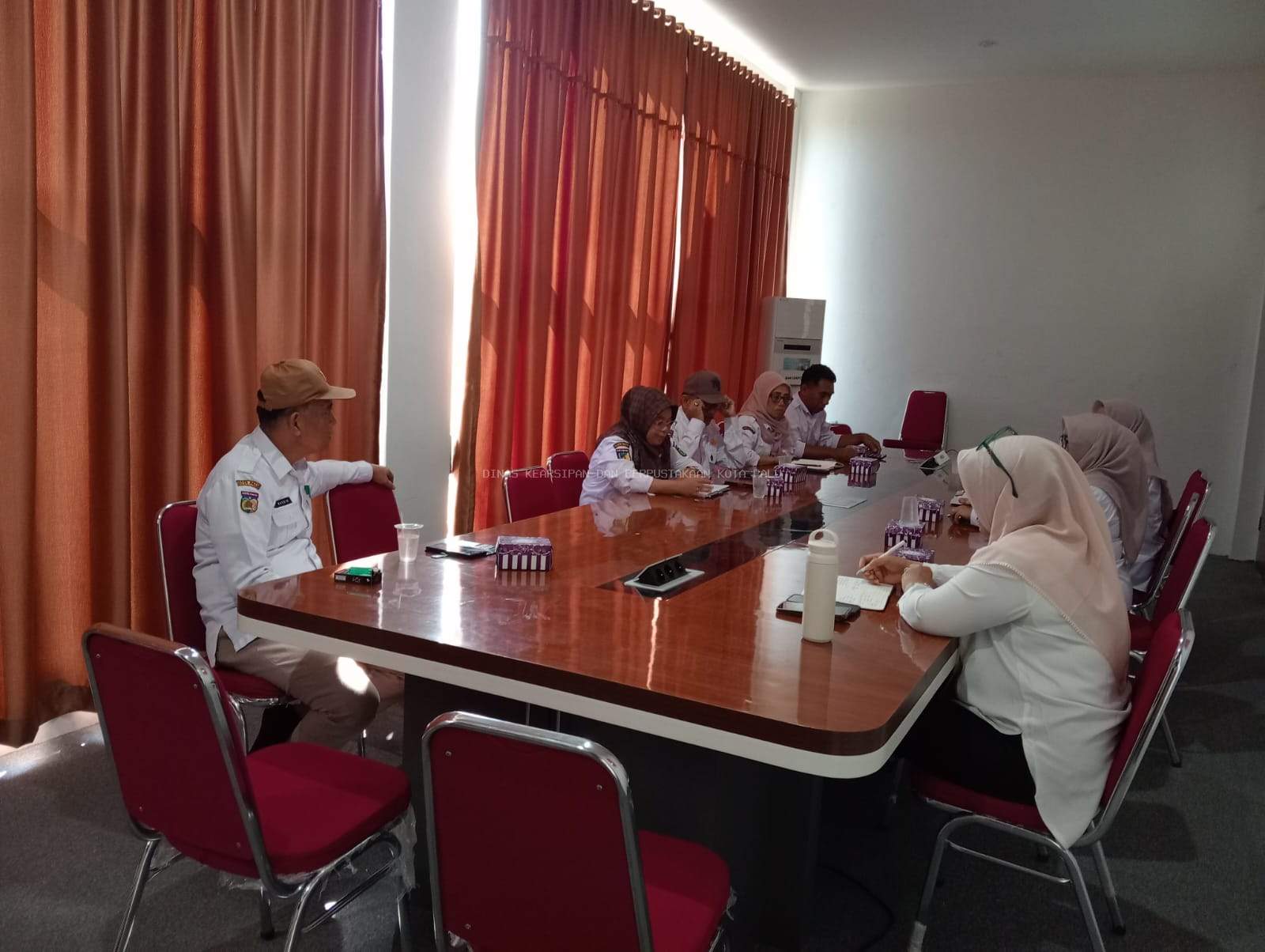 DINAS KEARSIPAN DAN PERPUSTAKAAN KOTA PALU MELAKSANAKAN PEMBAHASAN STANDAR OPERASIONAL (SOP)