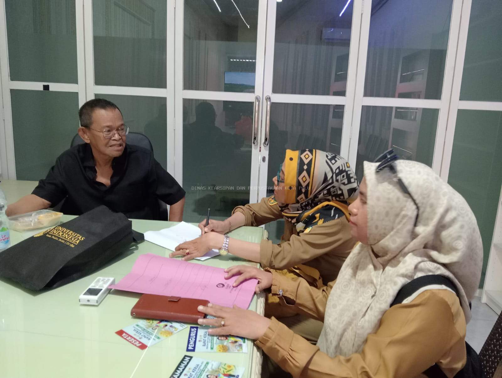 DINAS KEARSIPAN DAN PERPUSTAKAAN KOTA PALU MELAKSANAKAN KEGIATAN PENELUSURAN DAN AKUISISI ARSIP PERSEORANGAN H. RUSDI MASTURA